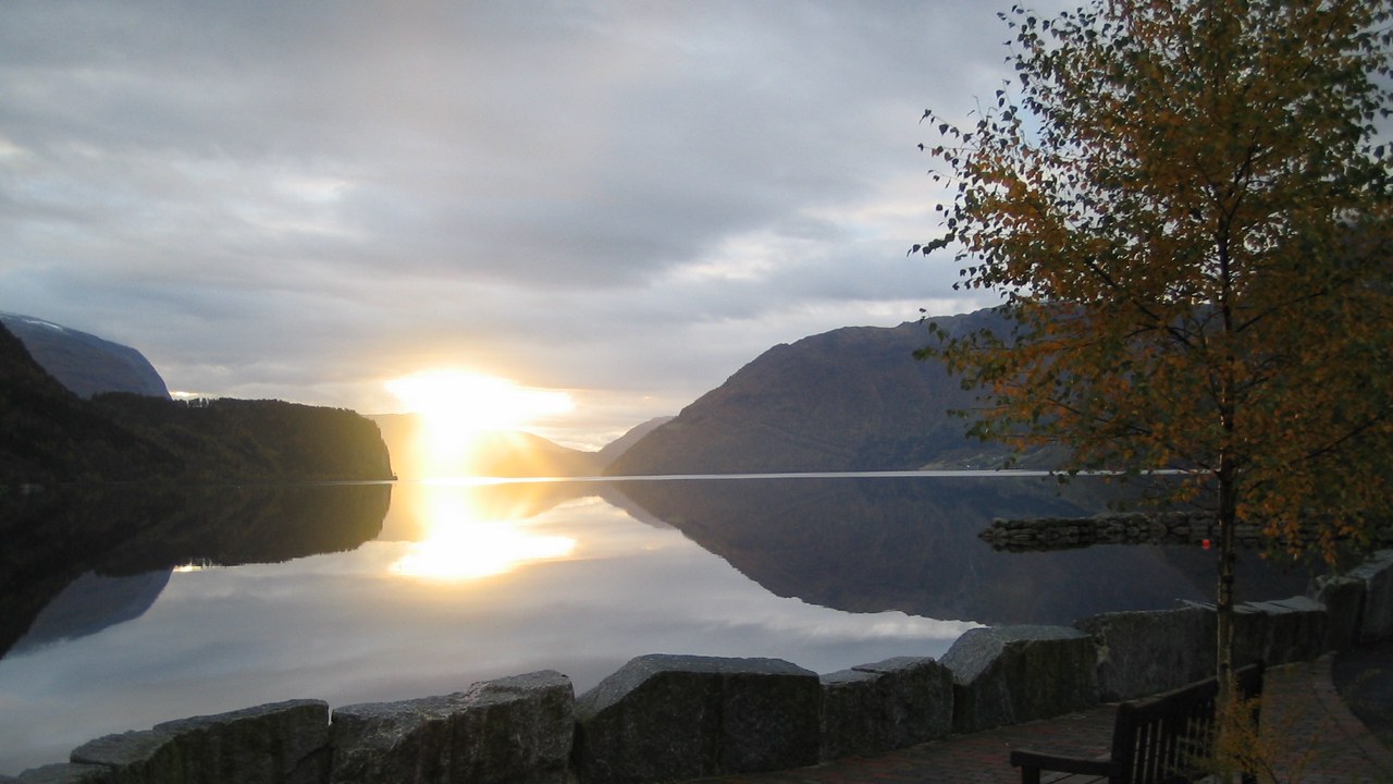Hornindalsvatnet — Image Credit: Ralf at Norwegian Wikipedia - CC BY-SA 3.0/Wiki Commons