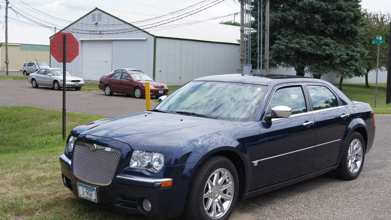 Chrysler 300 — Image Credit: Greg Gjerdingen from Willmar, USA - CC BY 2.0/Wiki Commons
