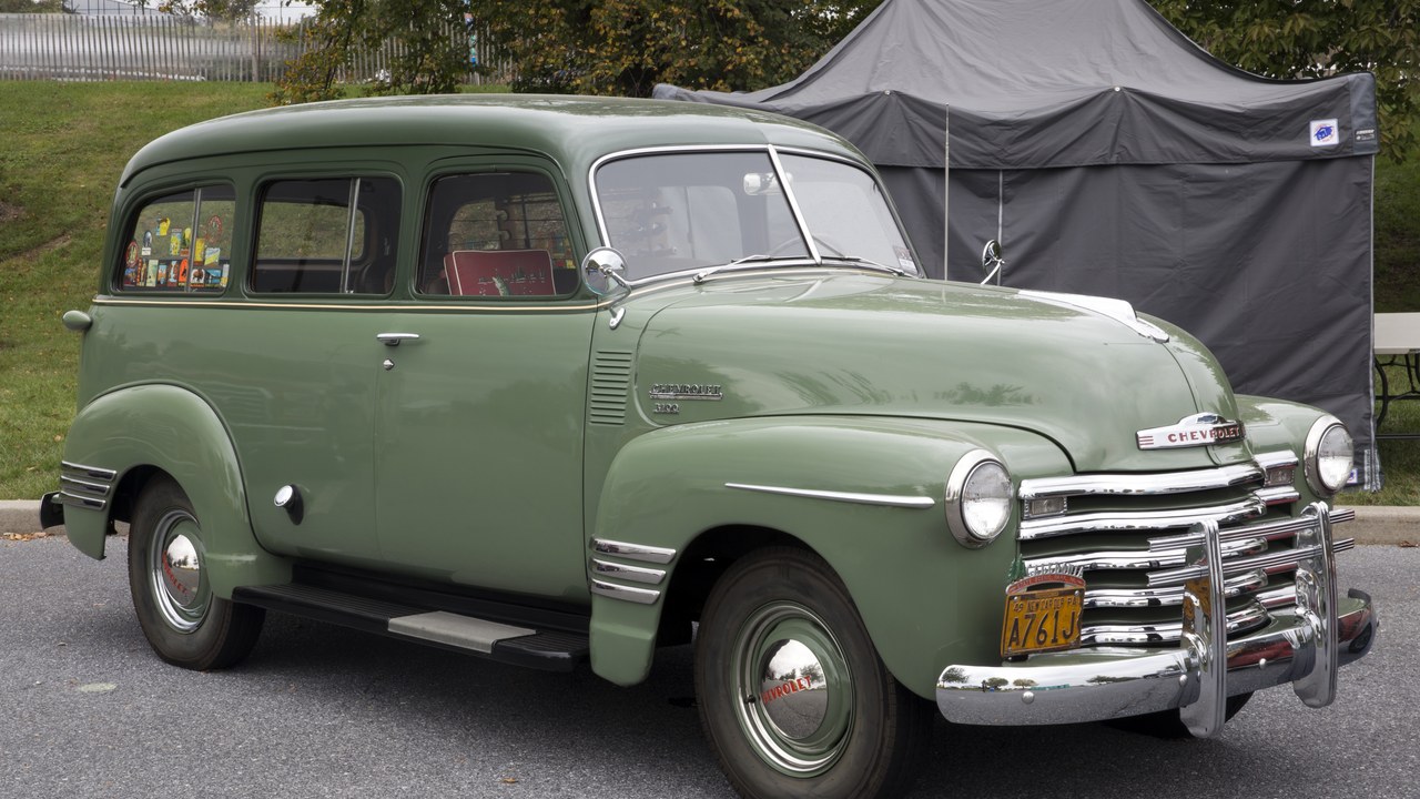 Chevrolet Suburban — Image Credit: Mr.choppers - CC BY-SA 3.0/Wiki Commons