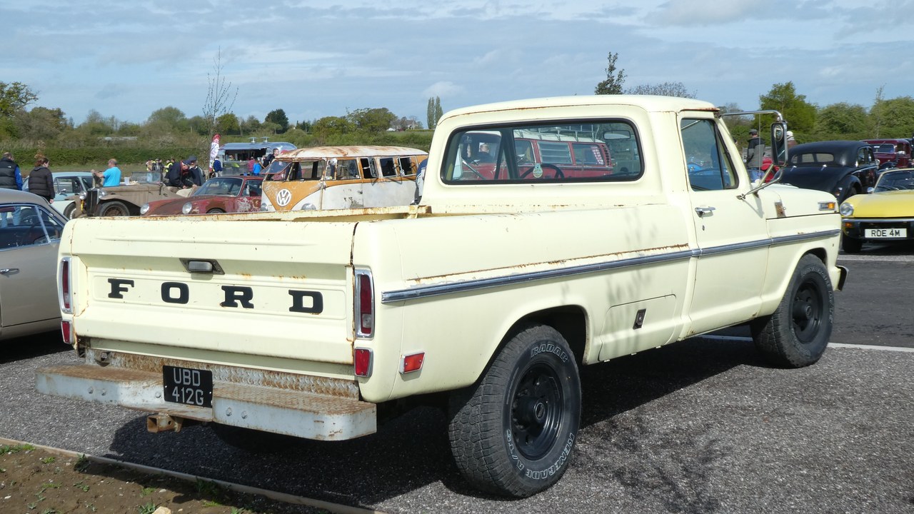 Ford F-250 Highboy — Image Credit: Andrew Bone from Weymouth, England - CC BY 2.0/Wiki Commons