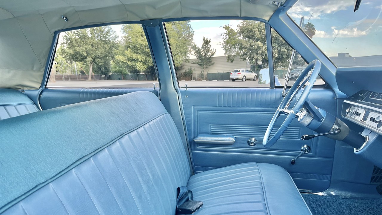 Bench front seat — Image Credit: 1966fordcustomsedan - CC BY-SA 4.0/Wiki Commons