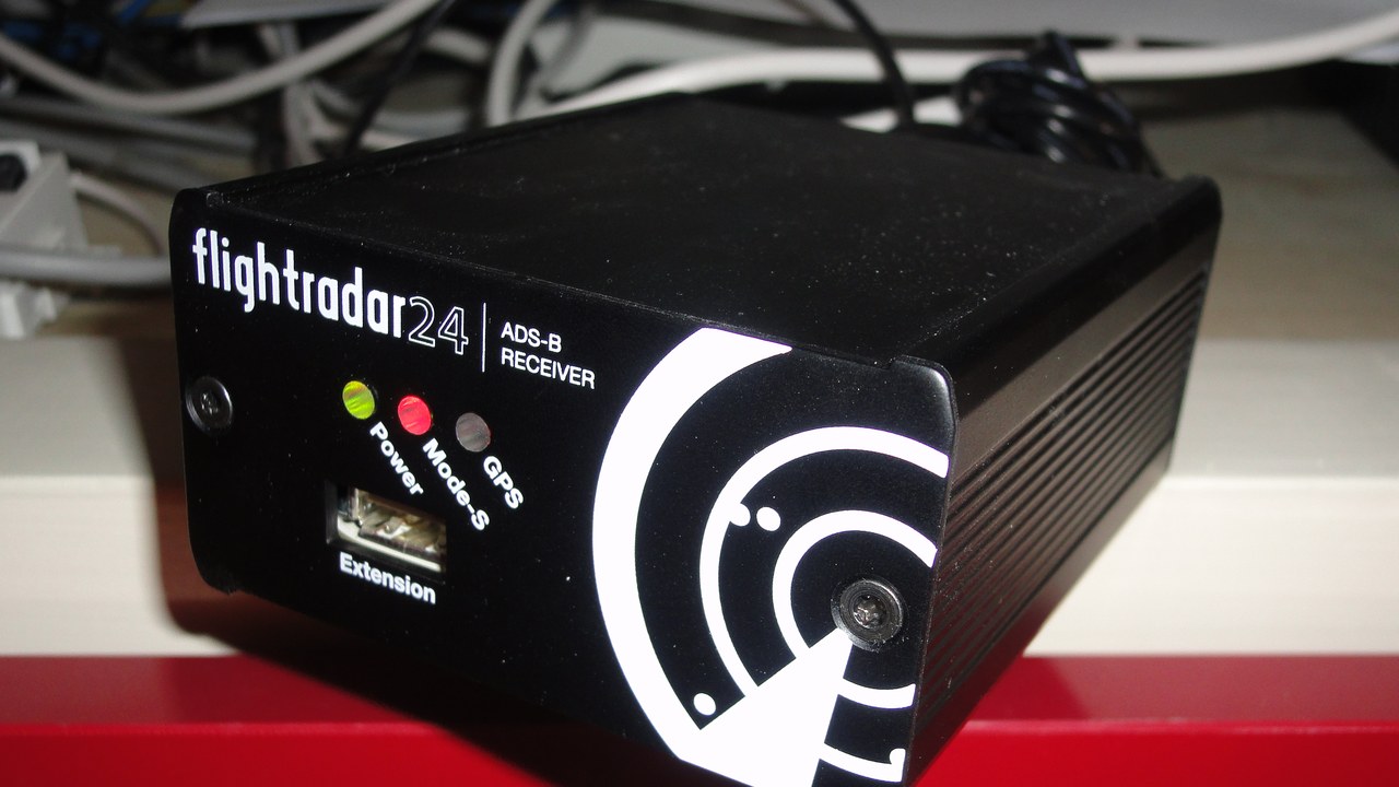 Automatic dependent surveillance–broadcast — Image Credit: Nubifer - CC BY-SA 3.0/Wiki Commons