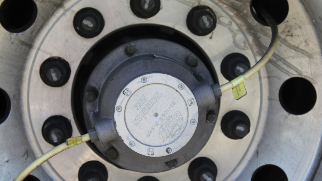 Tire-pressure monitoring system — Image Credit: Comfr - CC BY-SA 4.0/Wiki Commons