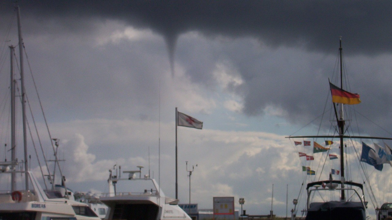 Funnel cloud — Image Credit: coinarete (Coinarete) - Public domain/Wiki Commons