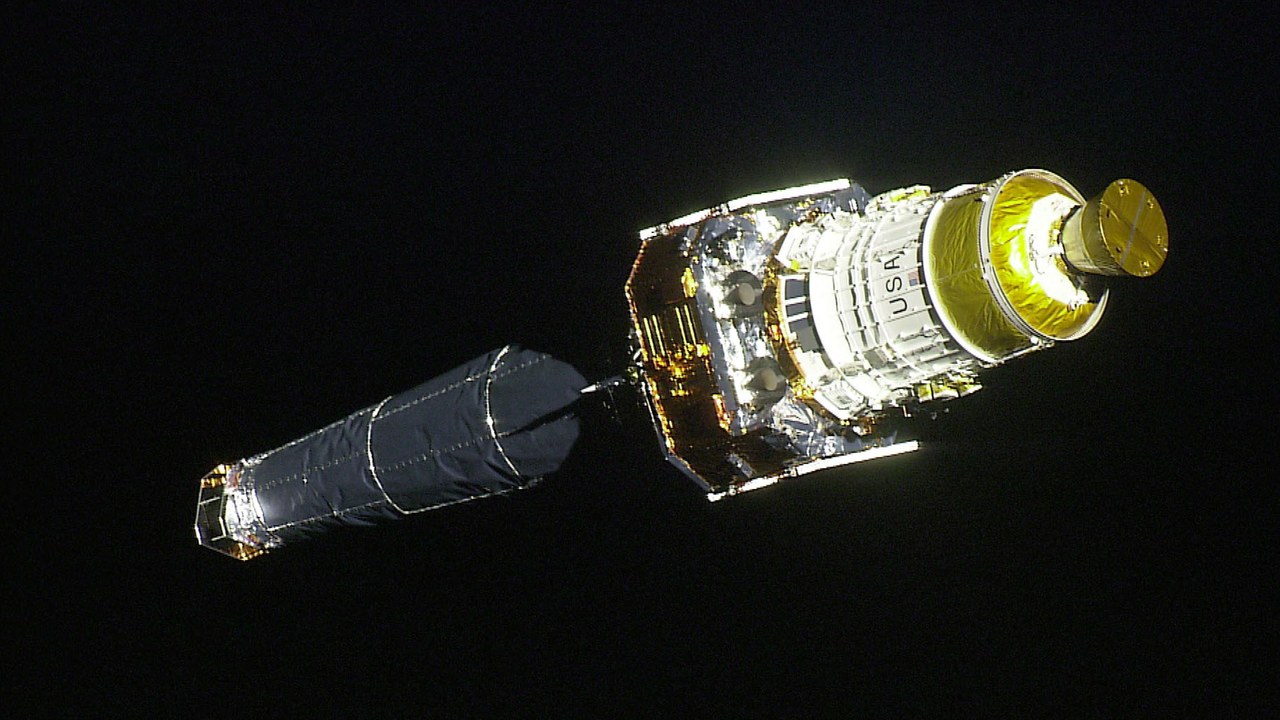 Chandra X-ray Observatory — Image Credit: NASA/STS-93/Cady Coleman - Public domain/Wiki Commons
