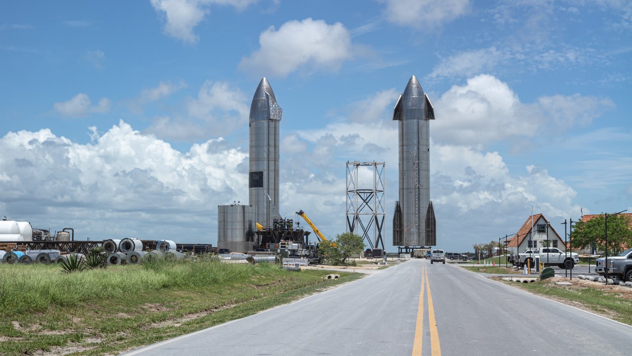 SpaceX Starship — Image Credit: Alexander Hatley from Spring, Texas, USA - CC BY 2.0/Wiki Commons