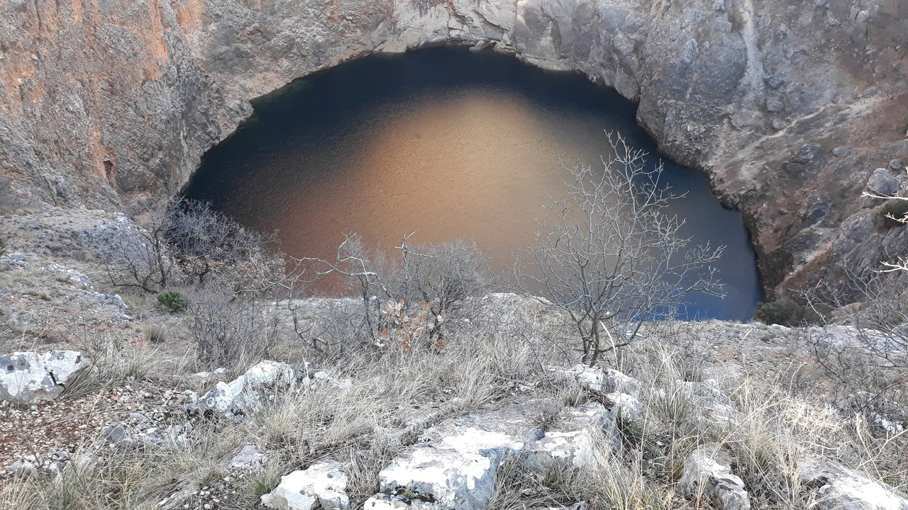Red Lake — Image Credit: Modro jezero - CC BY-SA 4.0/Wiki Commons