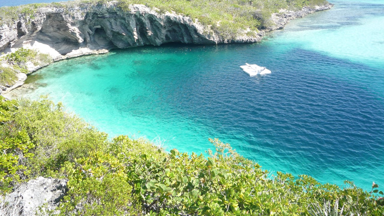 Dean's Blue Hole — Image Credit: Ton Engwirda - CC BY-SA 3.0 nl/Wiki Commons