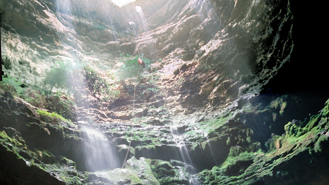 Devil's Sinkhole — Image Credit: Perdustin - CC BY-SA 4.0/Wiki Commons