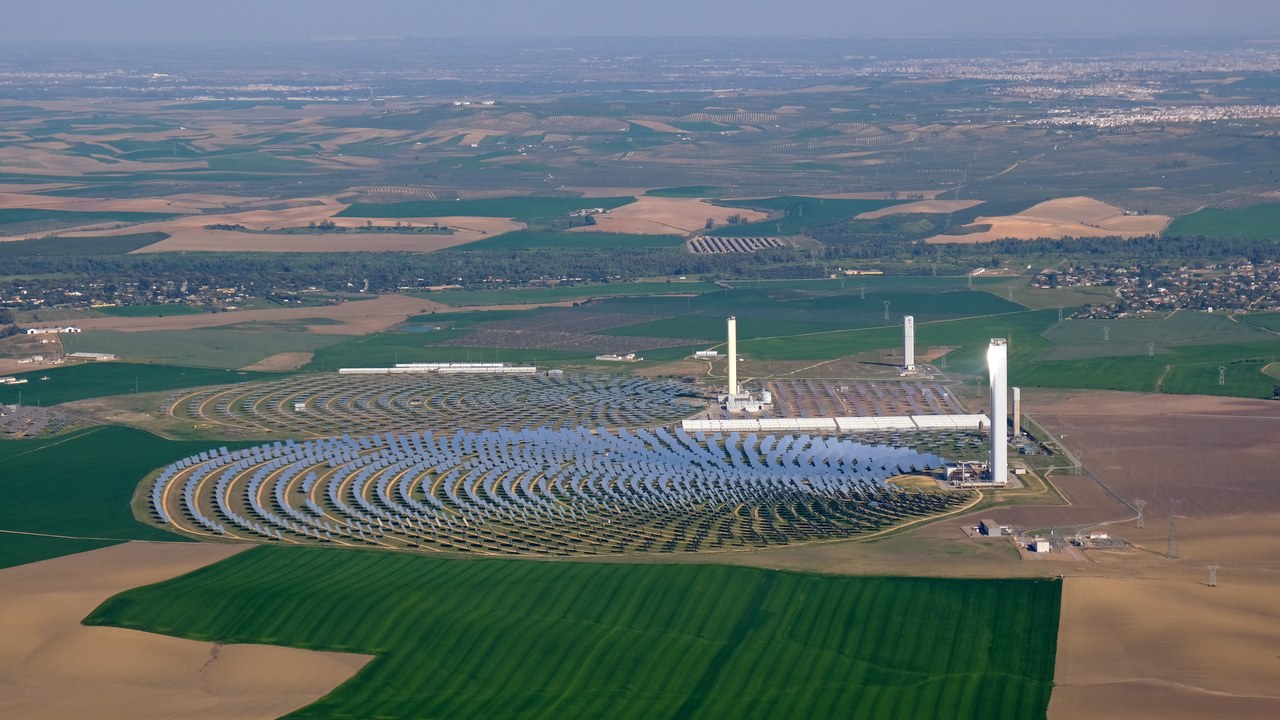 PS10 solar power tower — Image Credit: kallerna - CC BY-SA 4.0/Wiki Commons