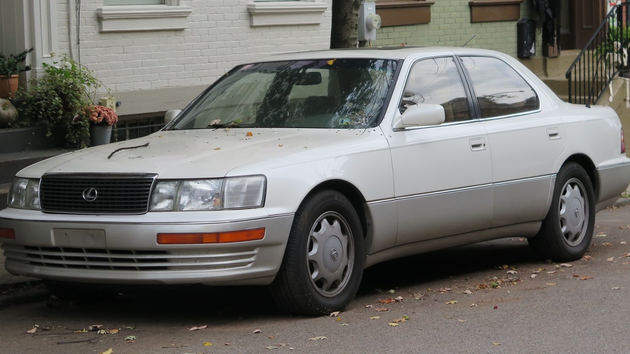 Lexus LS — Image Credit: Cutlass - CC0/Wiki Commons