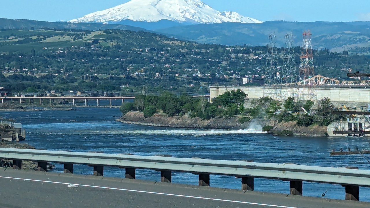 A view Mt Hood and John Day Dam at I84.jpg