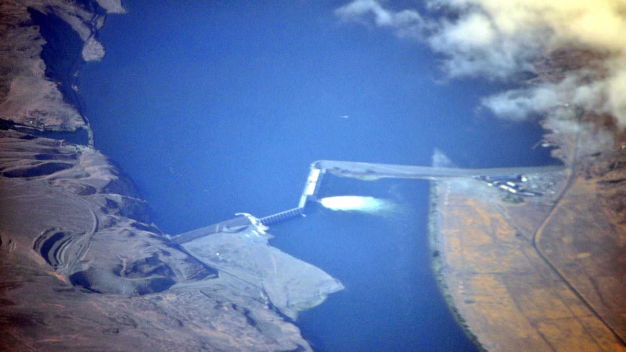 Aerial - Wanapum Dam, Columbia River 01 - white balanced (9793432963).jpg