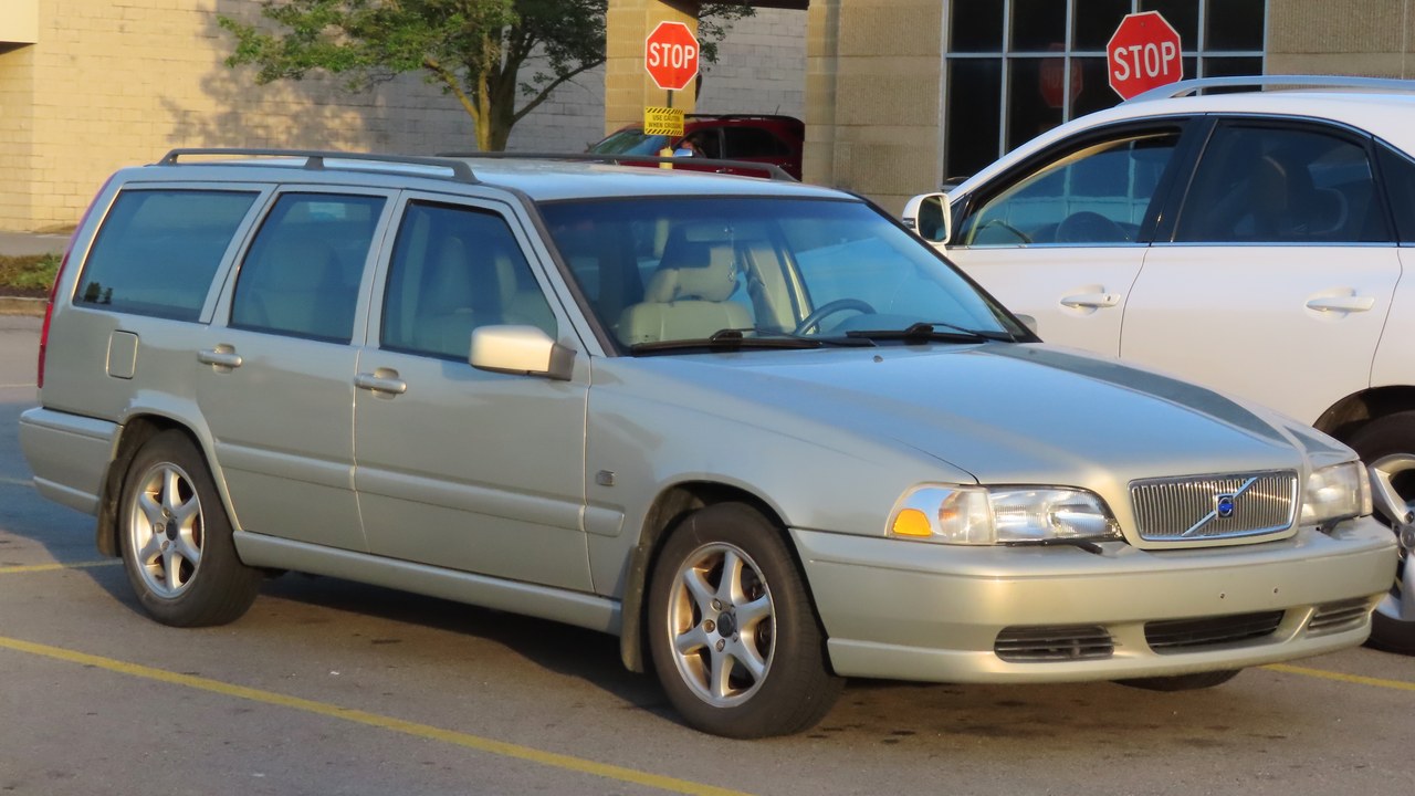 Volvo V70 R — Image Credit: MercurySable99 - CC BY-SA 4.0/Wiki Commons