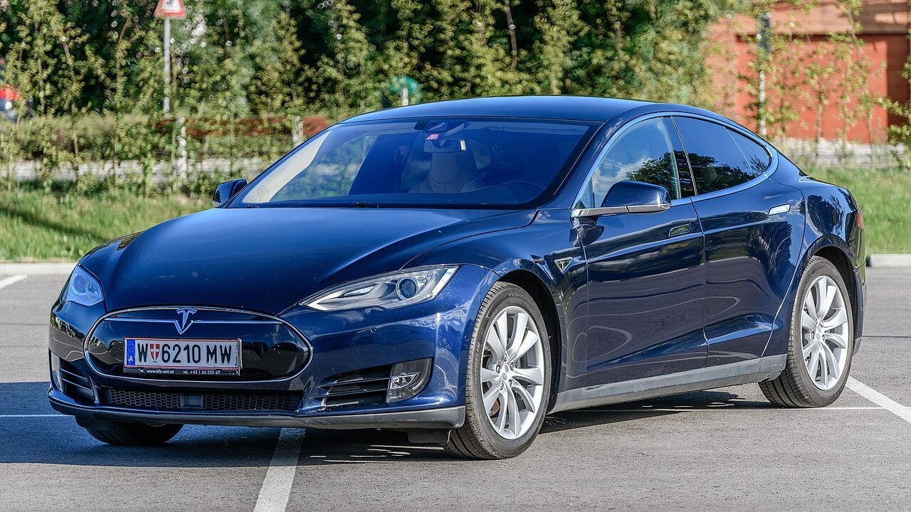 Tesla Model S 70D 2015, midnight blue. Picture shows: Front left
