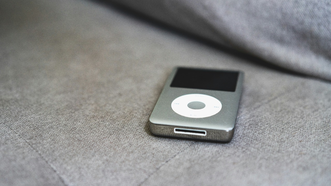 a close up of an ipod on a couch andresurena/Unsplash