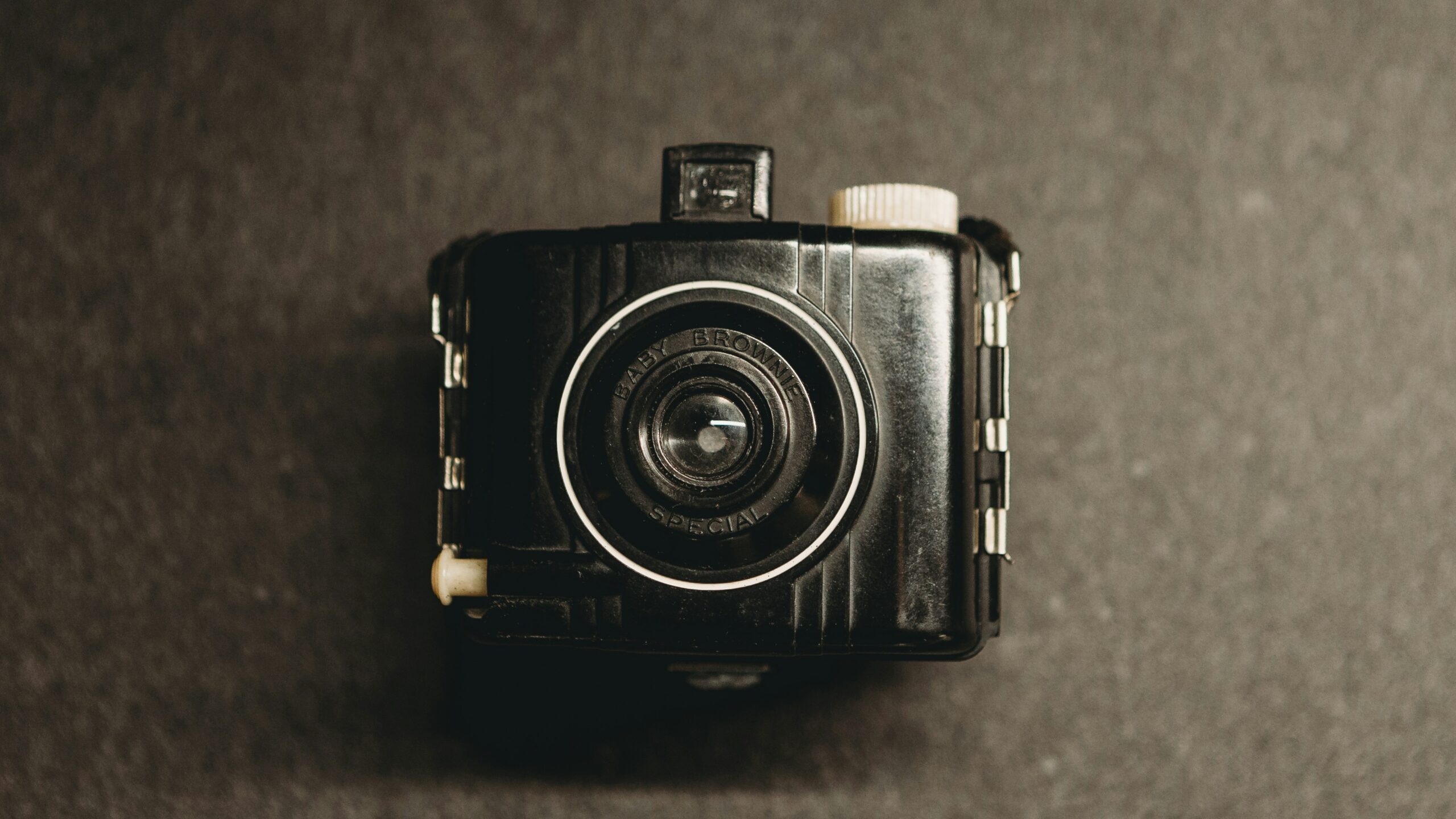 a black camera sitting on top of a table a black camera sitting on top of a table