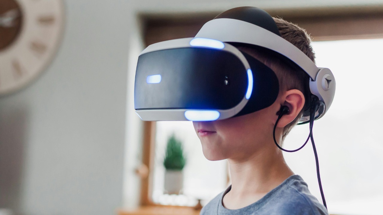 Young boy wearing a VR headset immersed in a virtual reality experience at home. Jessica Lewis 🦋 thepaintedsquare/Pexels