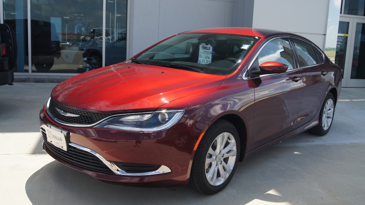 2015 Chrysler 200 Limited Greg Gjerdingen - CC BY 2.0/Wiki Commons