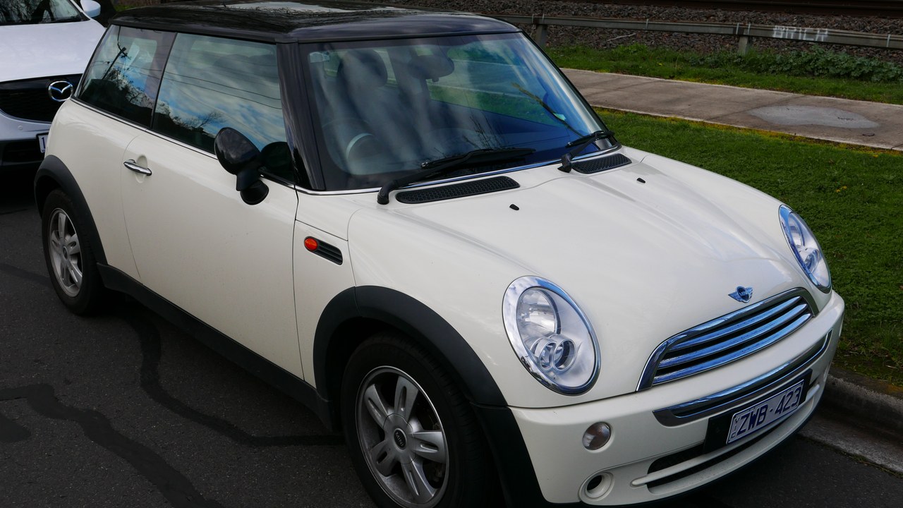 Mini Cooper of the early CVT years — Image Credit: OSX - Public domain/Wiki Commons