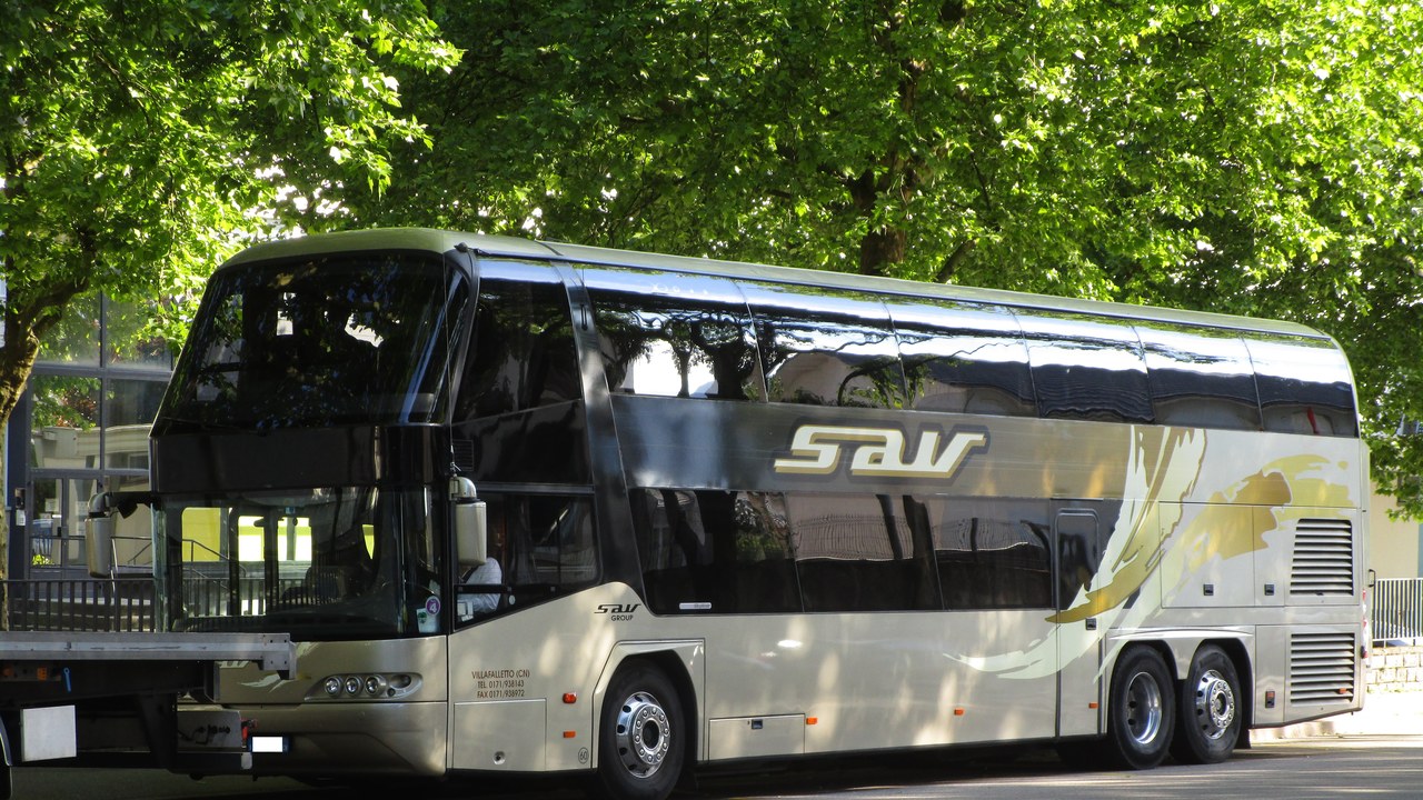 Neoplan Skyliner — Image Credit: Anthony Levrot - CC BY-SA 4.0/Wiki Commons