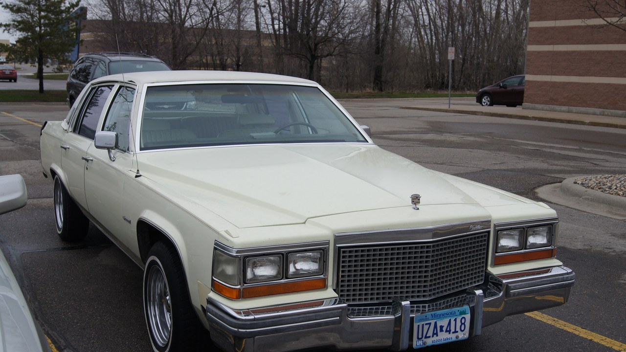 1981 Cadillac Sedan de Ville V8-6-4 — Image Credit: Greg Gjerdingen from Willmar, USA - CC BY 2.0/Wiki Commons