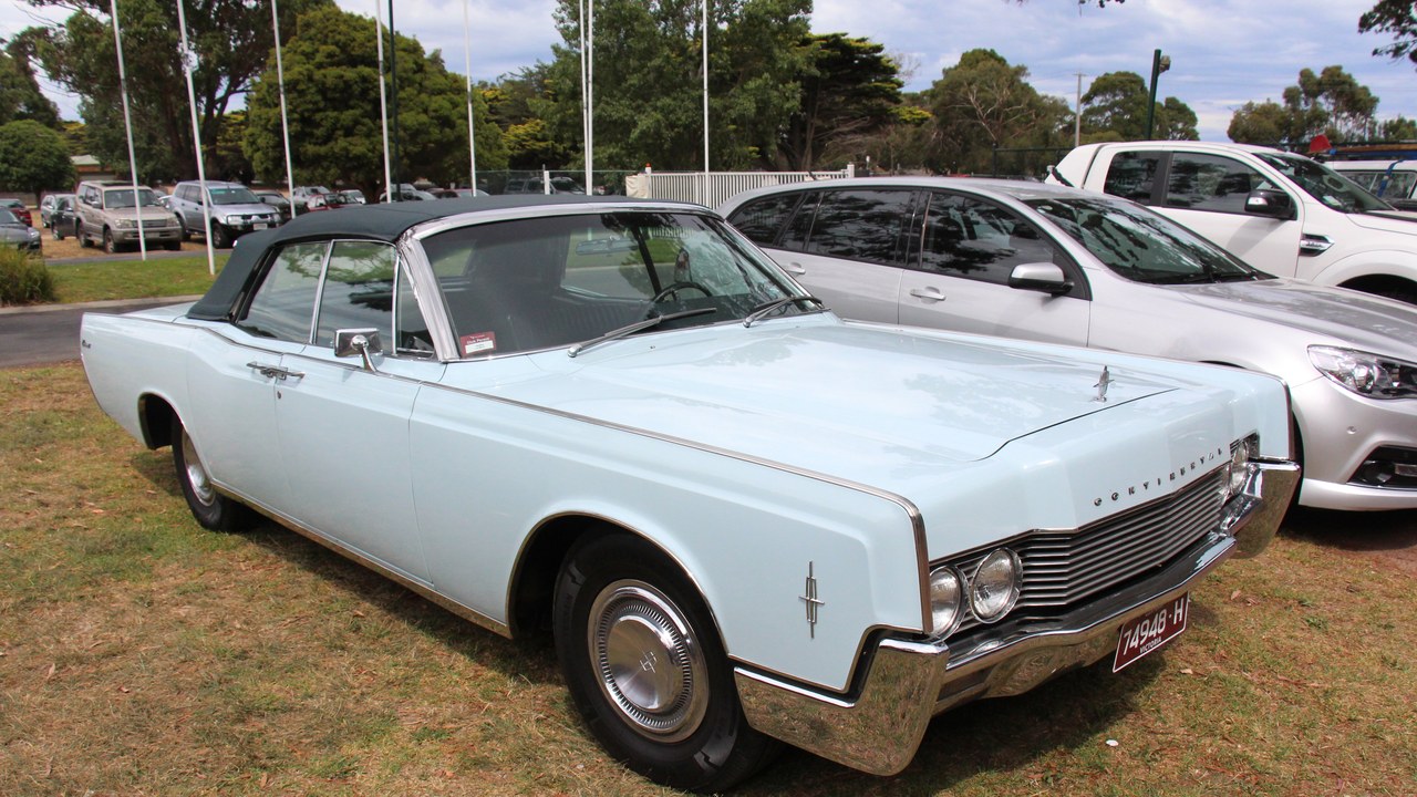 Lincoln Continental (462 cu in V8) — Image Credit: Sicnag - CC BY 2.0/Wiki Commons