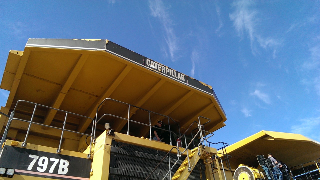 Caterpillar 797B — Image Credit: MINING.com - CC BY 2.0/Wiki Commons