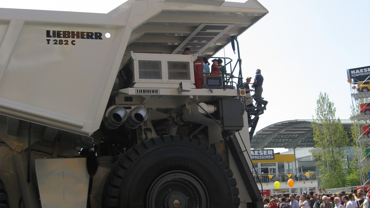 Liebherr T 282C — Image Credit: Mchelge - Public domain/Wiki Commons