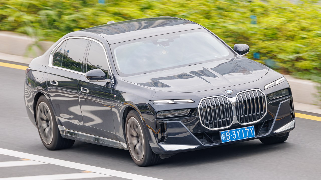 BMW 7 Series — Image Credit: Dinkun Chen - CC BY-SA 4.0/Wiki Commons