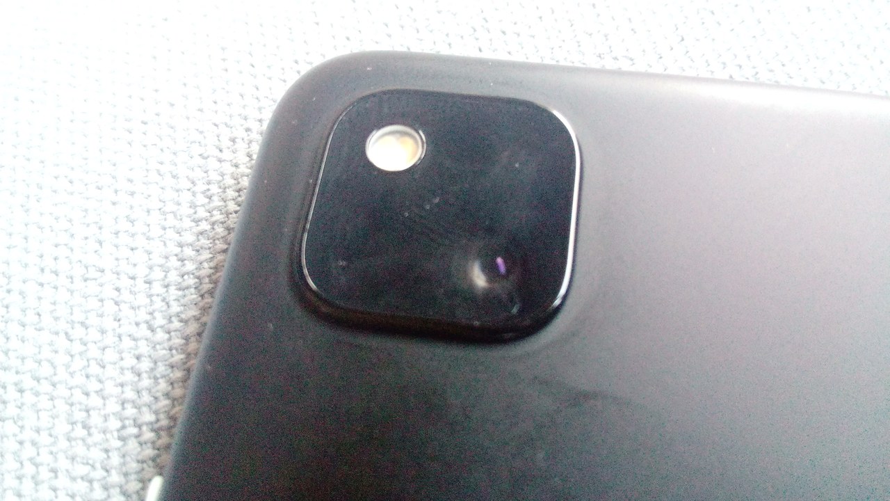 Google Pixel 4a & Pixel 4a 5G — Image Credit: Donald Trung Quoc Don (Chữ Hán: 徵國單) - CC BY-SA 4.0/Wiki Commons