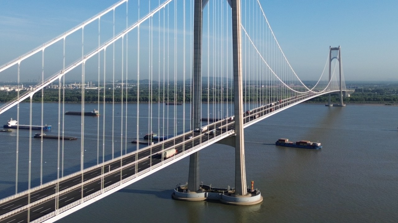 Nanjing Qixiashan Yangtze River Bridge — Image Credit: Glabb - CC BY-SA 3.0/Wiki Commons