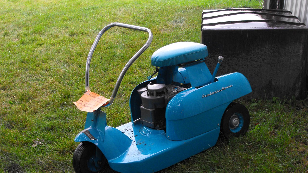 Riding lawn mower — Image Credit: Jim417 - CC BY-SA 4.0/Wiki Commons