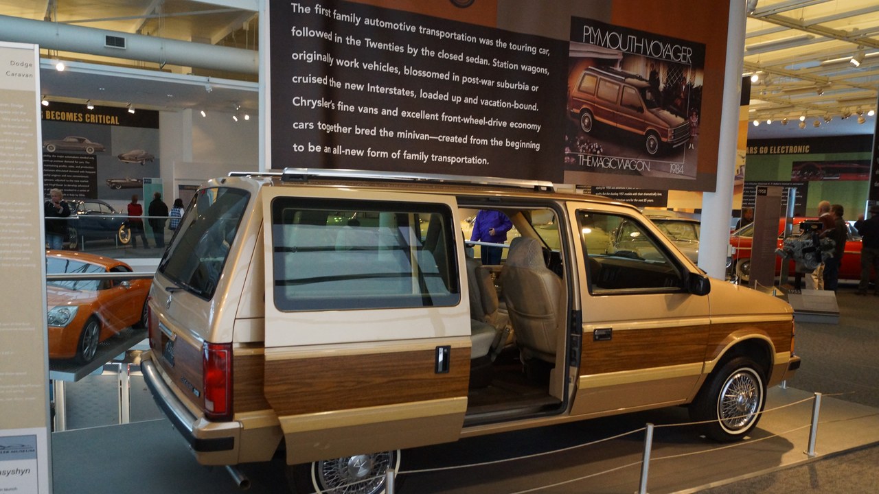 Dodge Caravan / Plymouth Voyager (1984) — Image Credit: Greg Gjerdingen from Willmar, USA - CC BY 2.0/Wiki Commons
