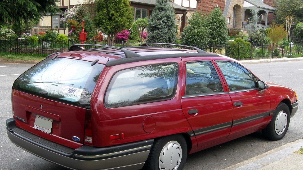 Ford Taurus (1986) — Image Credit: IFCAR - Public domain/Wiki Commons