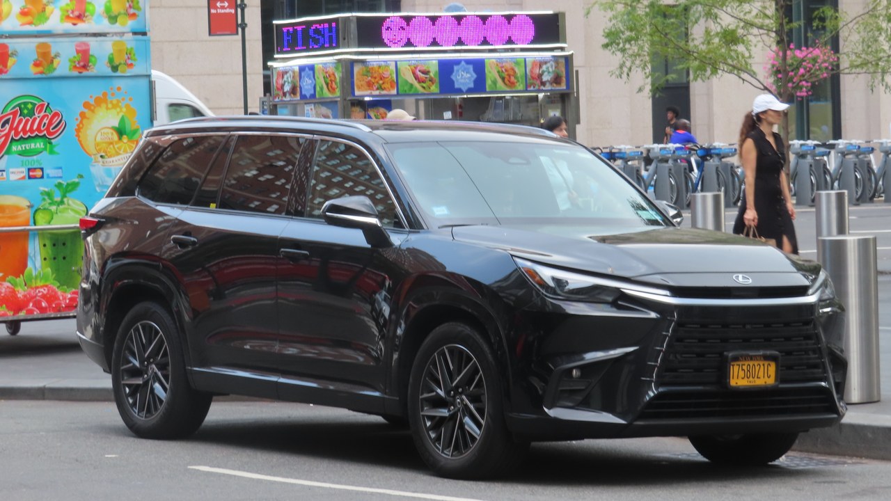 Lexus TX 350 — Image Credit: Jason Lawrence from New York - CC BY 2.0/Wiki Commons