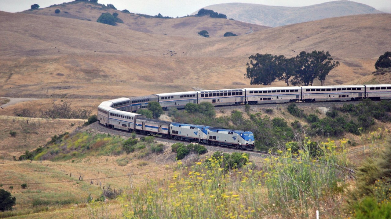 Coast Starlight (Amtrak) — Image Credit: Steve Wilson - CC BY 2.0/Wiki Commons