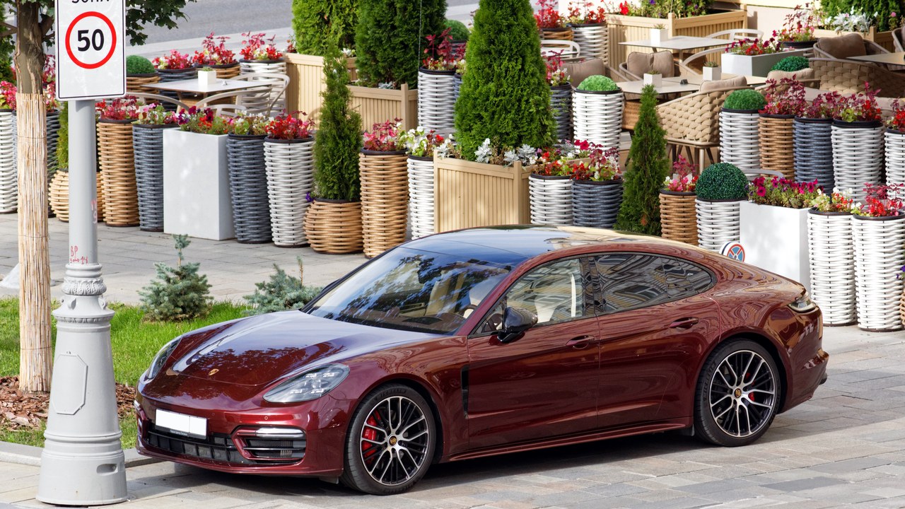 Porsche Panamera — Image Credit: Retired electrician - CC0/Wiki Commons