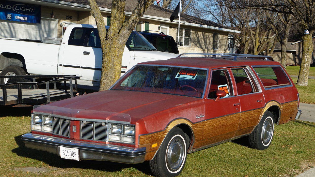 Oldsmobile Custom Cruiser — Image Credit: Greg Gjerdingen from Willmar, USA - CC BY 2.0/Wiki Commons