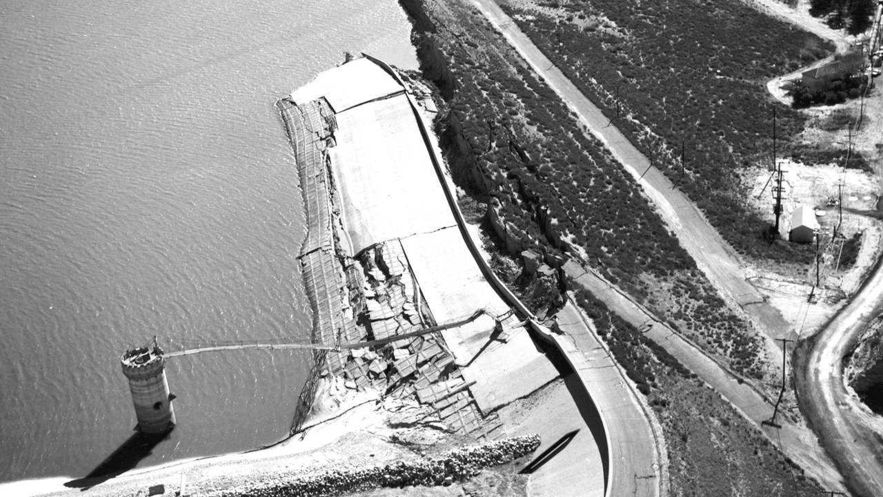 Lower San Fernando Dam (California, 1971) — Image Credit: Robert E. Wallace, USGS - Public domain/Wiki Commons