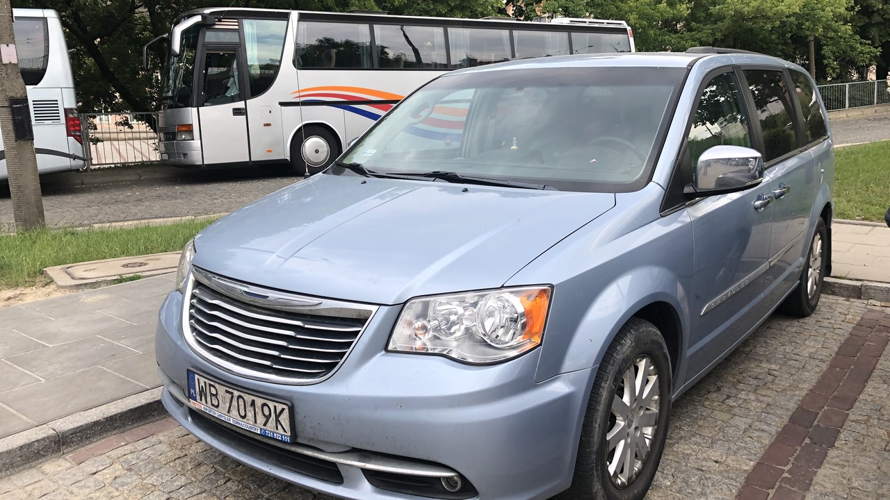 Chrysler Town & Country — Image Credit: CZmarlin - CC BY-SA 4.0/Wiki Commons