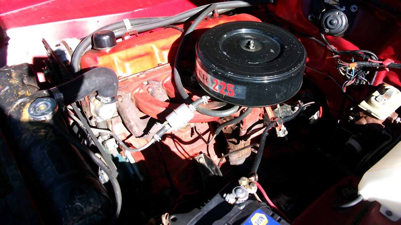 Chrysler Slant-Six — Image Credit: dave_7 from Lethbridge, Canada - CC BY 2.0/Wiki Commons