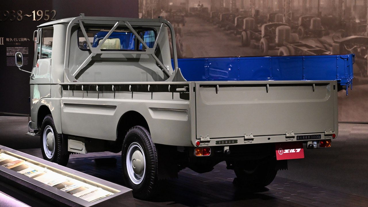 Isuzu NRR — Image Credit: TTTNIS - CC0/Wiki Commons