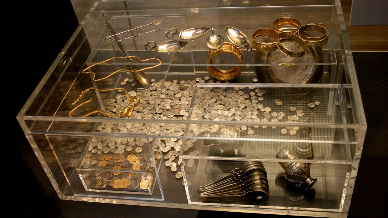 Hoxne Hoard — Image Credit: Mike Peel ( - CC BY-SA 4.0/Wiki Commons