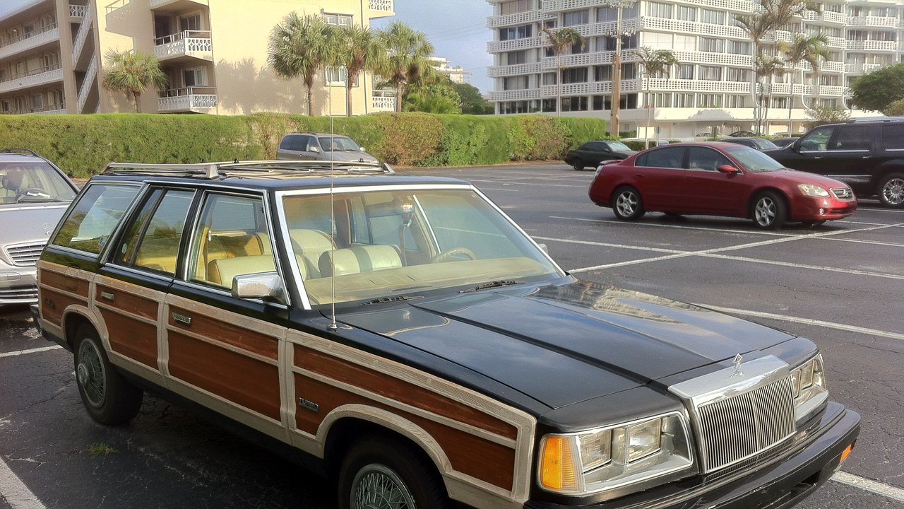 Chrysler Town & Country — Image Credit: CZmarlin - Christopher Ziemnowicz - CC BY-SA 4.0/Wiki Commons