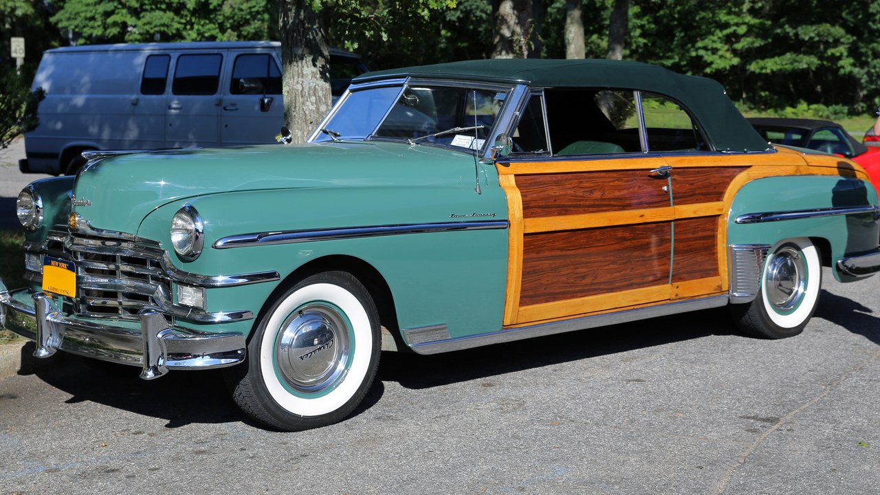 Chrysler Town & Country (1941–1950) — Image Credit: Mr.choppers - CC BY-SA 3.0/Wiki Commons