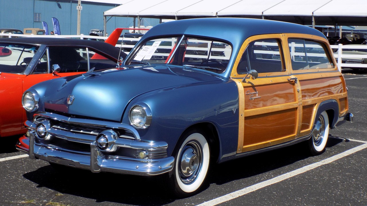 Ford Country Squire (1950–1951) — Image Credit: Greg Gjerdingen - CC BY 2.0/Wiki Commons