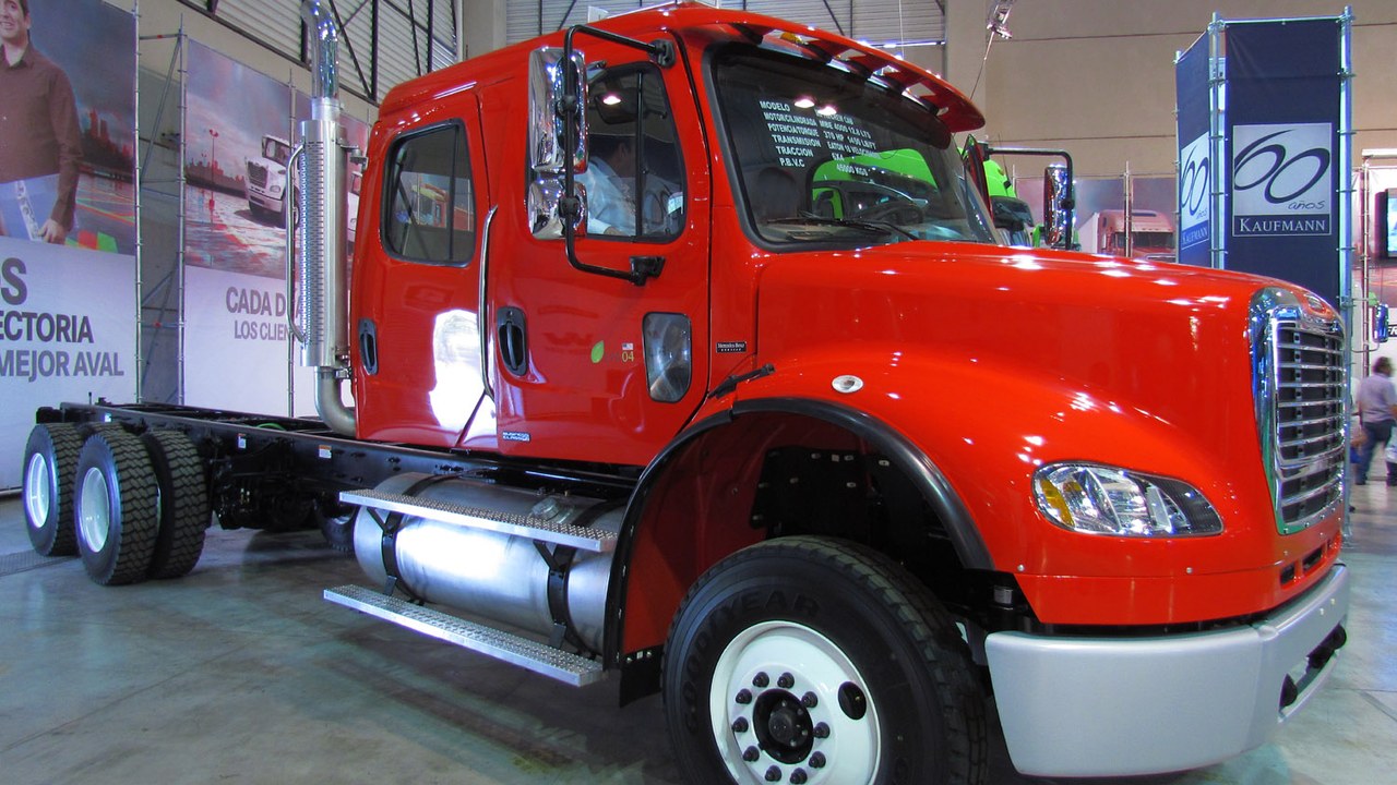 Pierce commercial pumper on a Freightliner M2 106 — Image Credit: Qwerty242 - CC BY-SA 3.0/Wiki Commons