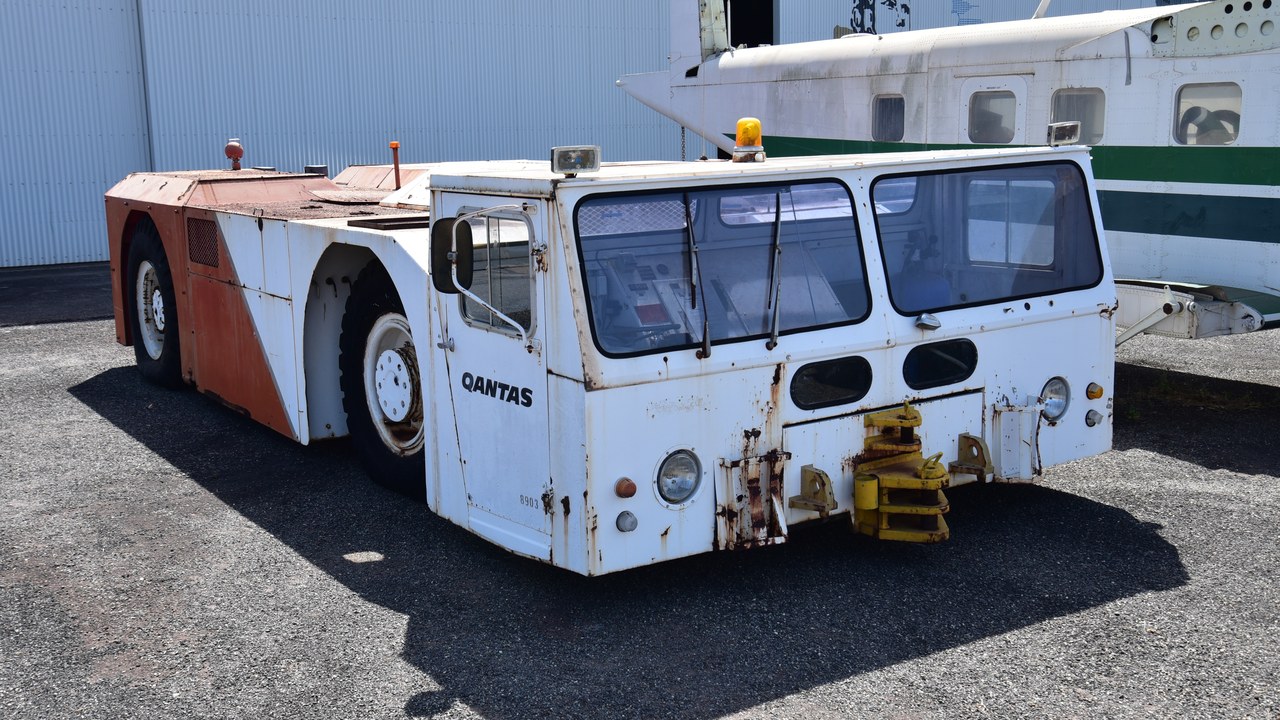Pushback tractor — Image Credit: Bahnfrend - CC BY-SA 4.0/Wiki Commons