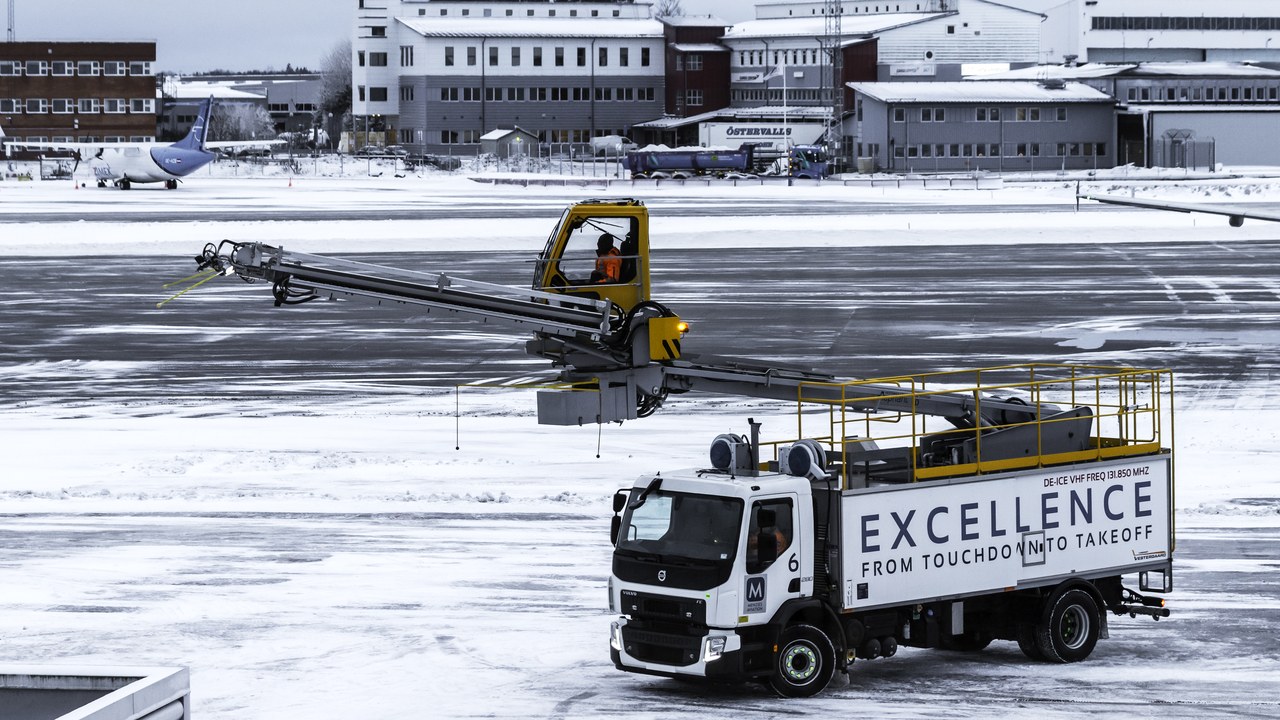 Deicing truck — Image Credit: Bene Riobó - CC BY-SA 4.0/Wiki Commons